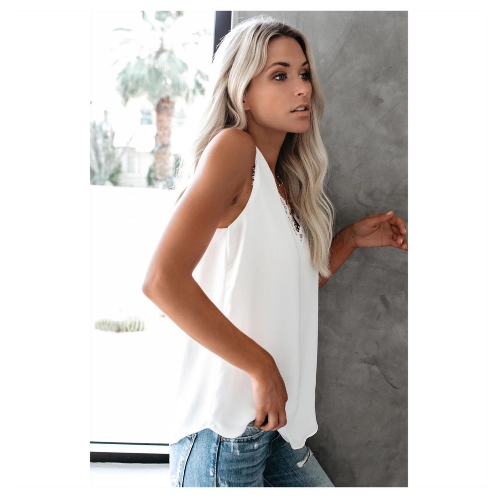 🆕 eyelash lace v-neck sleeveless top - Picture 2 of 3